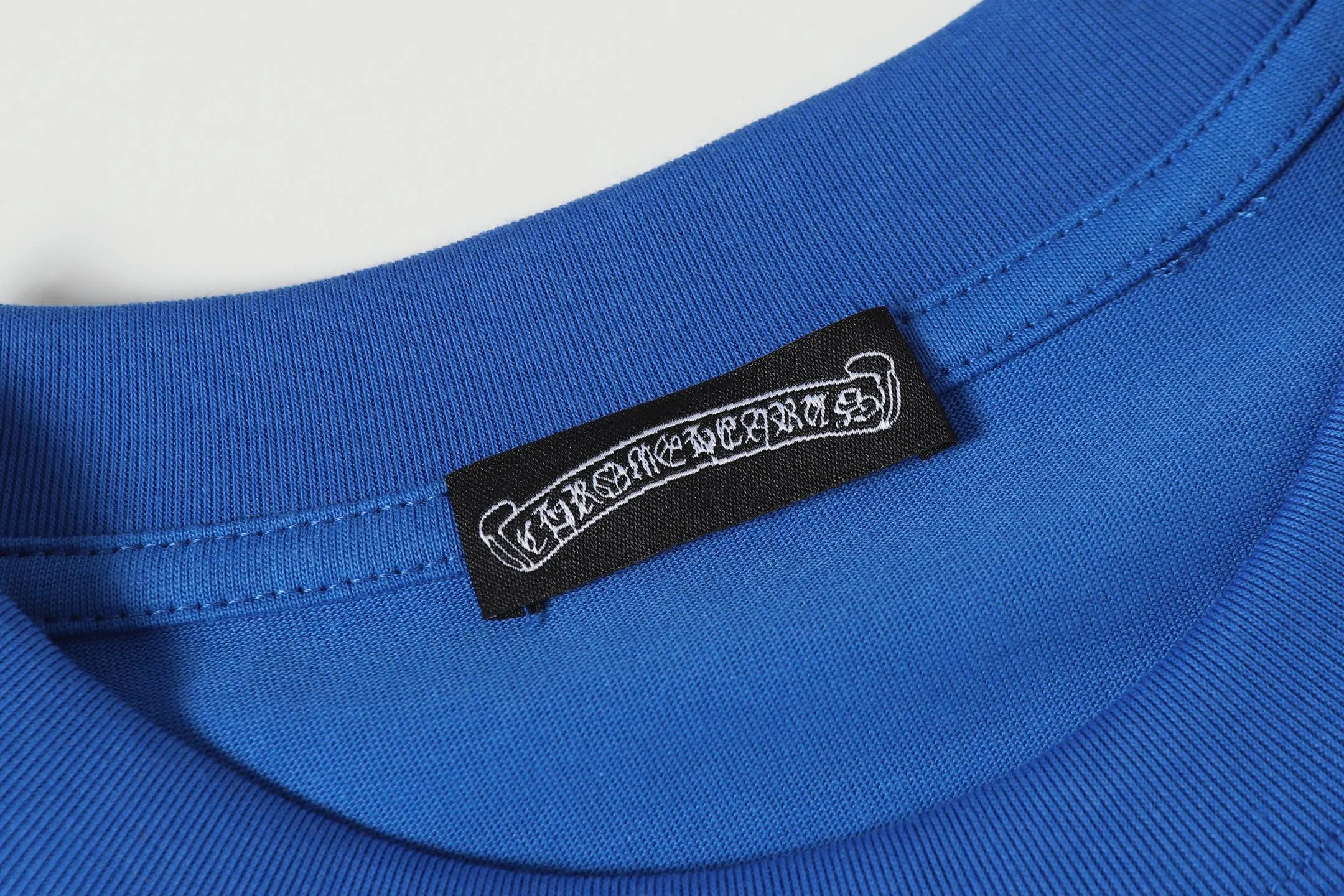 P180 Chrome Hearts CH Chrome Hearts Heavy Industry Horseshoe Sanskrit appliqué embroidered short-sleeved T-shirt Use imported Tajima machine embroidery Correctly configured Black 2025 Chrome Hearts nylon bag authentic packaging 260 grams of custom-dyed double-yarn cotton Large version Loose and stylish Differentiated from low version slim and long version The upper body pulls the hips 100% commitment: top quality Do not make fast food The highest version on the market Top quality - different from the ordinary versions in the market If you care about quality You must also respect the price. Absolutely zero after-sales service. The return rate so far is 0. It’s hard not to love the style. - 260g custom-dyed double yarn fabric. - Correct high-density main mark, washed tag, hand-sewn.